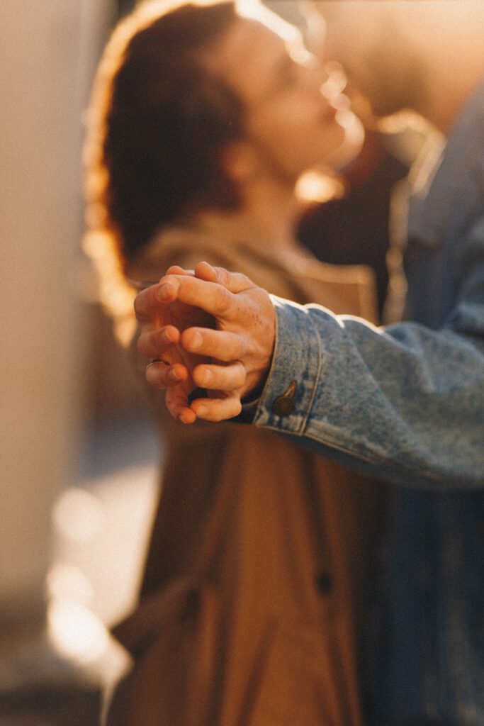 Un couple se tenant main dans la main.